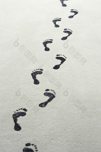 灰色调一串脚印摄影图