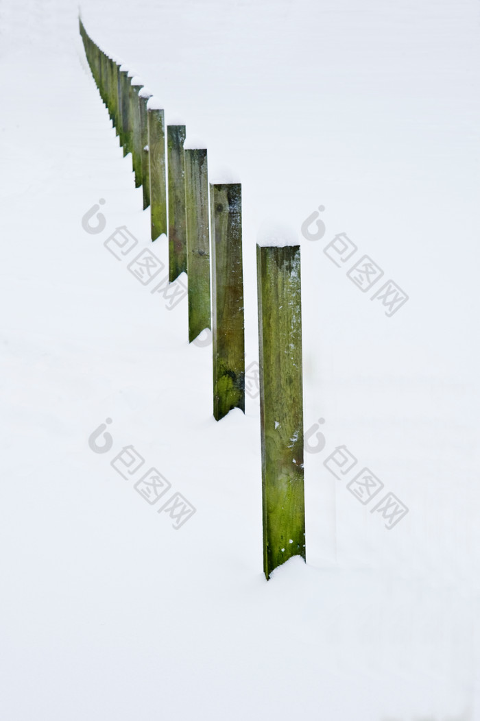 简约雪地中的栅栏摄影图