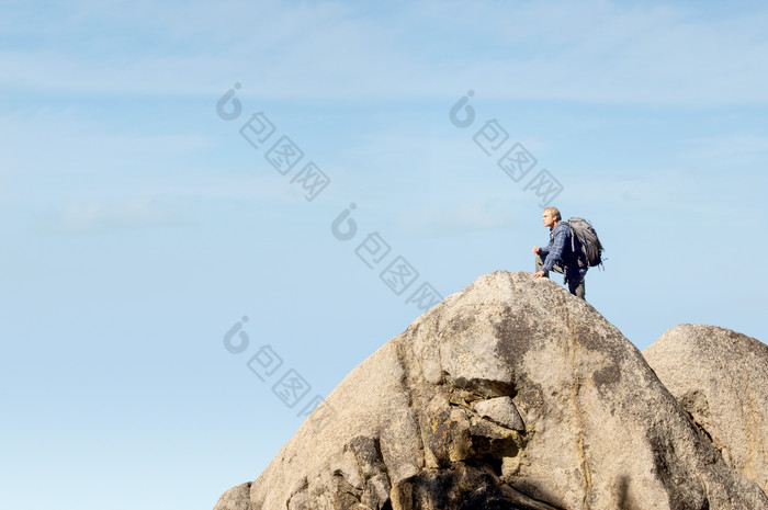 登山的男人人物摄影图