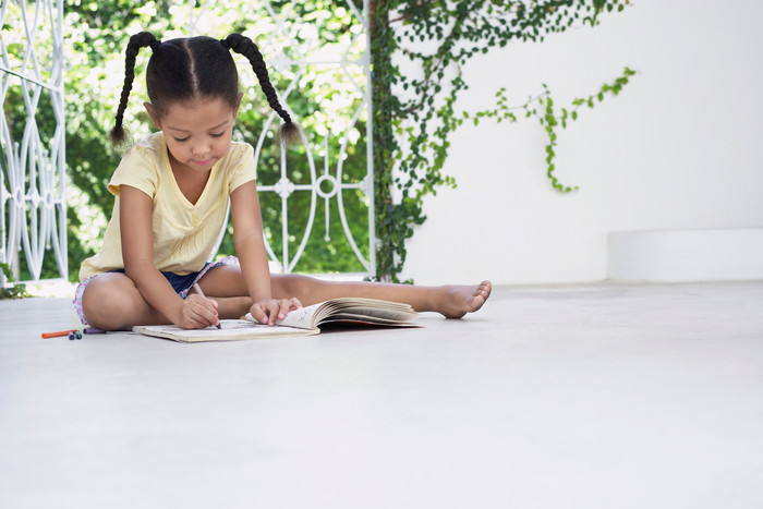 坐在地上看书的小女孩