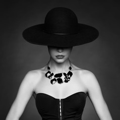 黑色风格戴帽子的女人摄影图