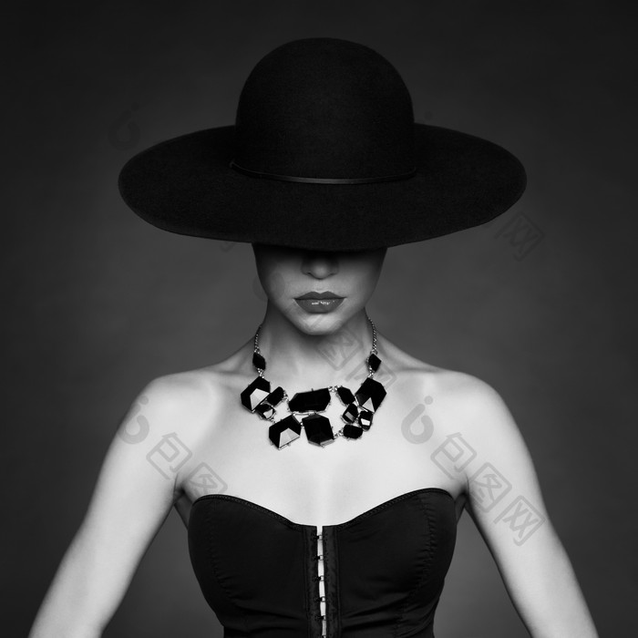黑色风格戴帽子的女人摄影图
