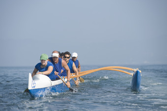 海面上划船的人摄影图