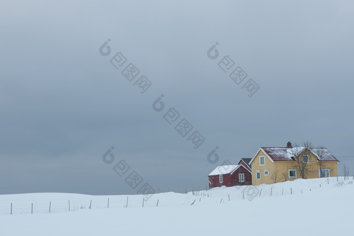 冬天雪地上的房子