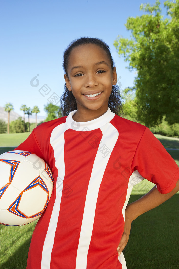踢足球的女孩摄影图