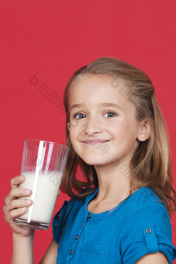 喝牛奶的可爱女生
