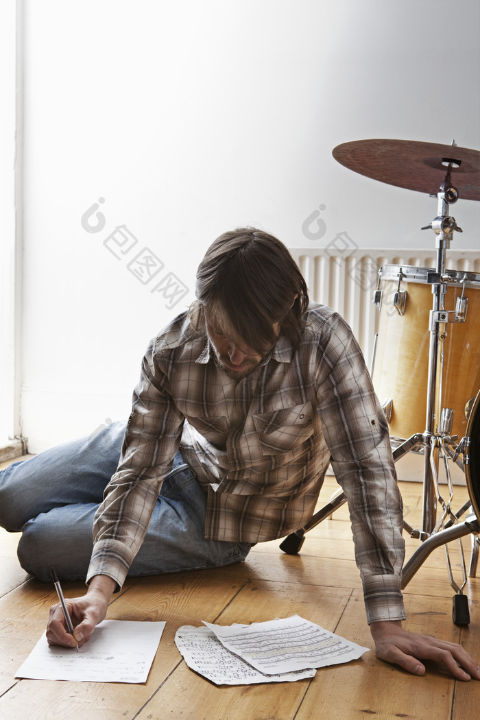 音乐家坐在地板上作曲