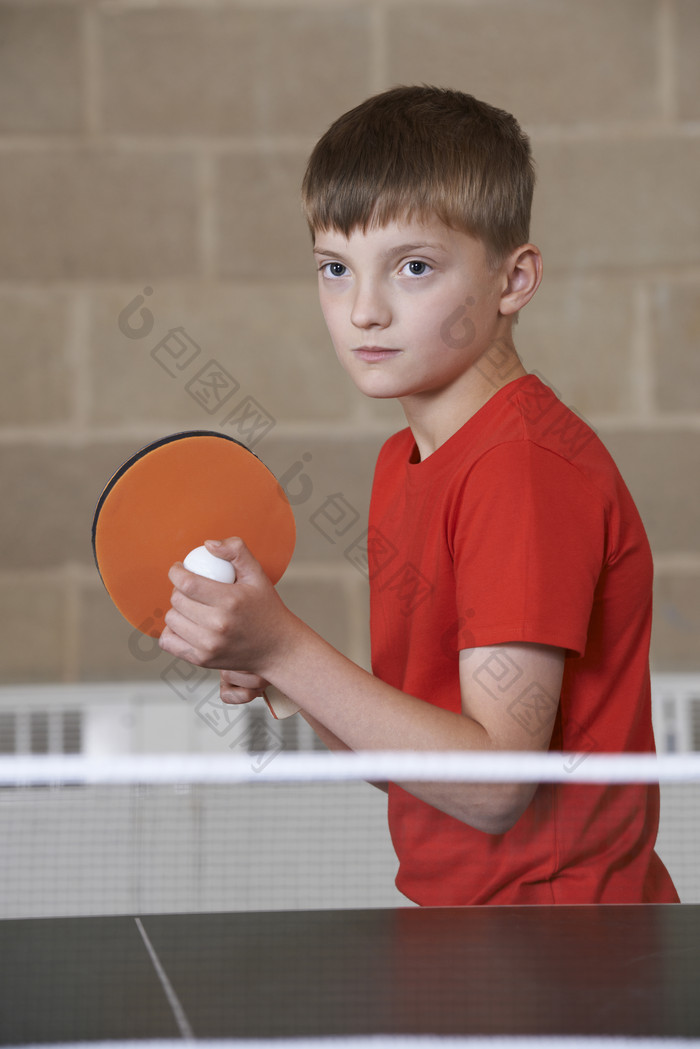 暗色调打乒乓球的男孩摄影图