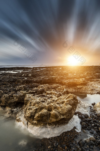 海边升起的太阳摄影图