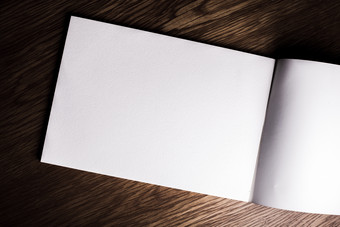 木桌上空白的本子摄影图