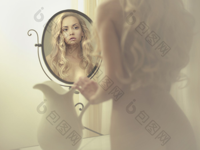 朦胧风格照镜子的女人摄影图