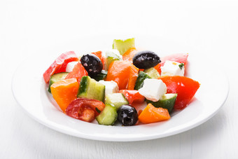 盘子里的蔬菜水果沙拉