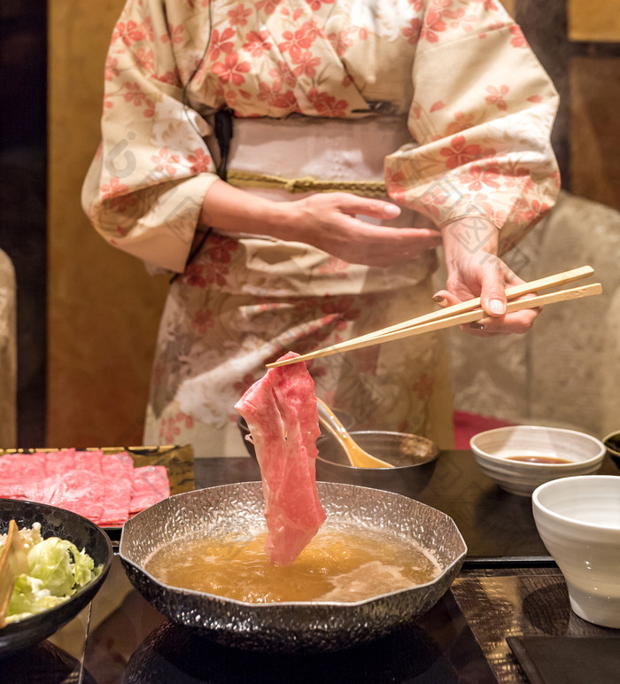 餐厅日本女人涮肉片