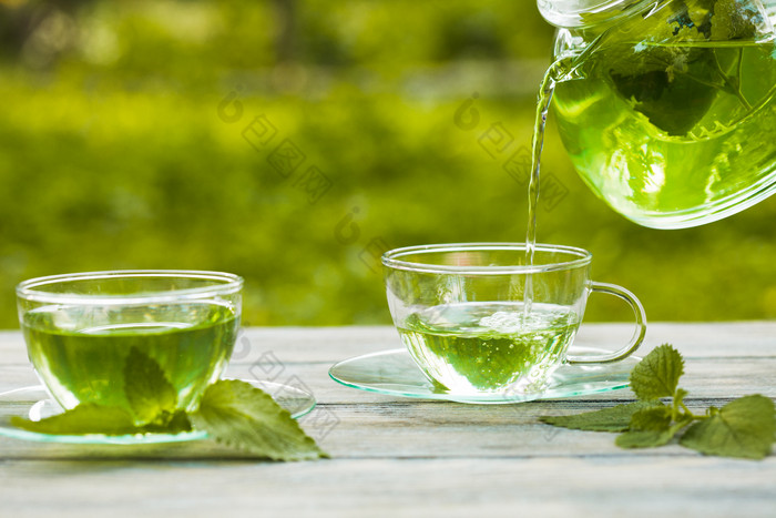 绿色调一杯茶水摄影图