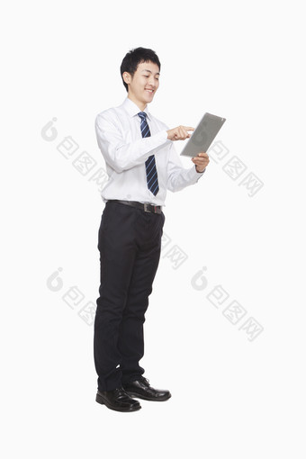 站立手拿平板电脑的商务男人