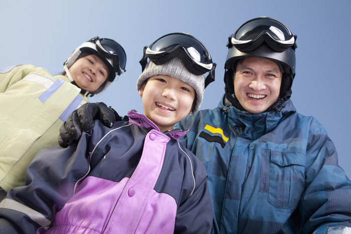 滑雪场微笑的三个人