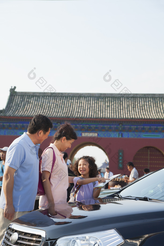 爷爷奶奶孙女儿童小孩地图旅游景区摄影