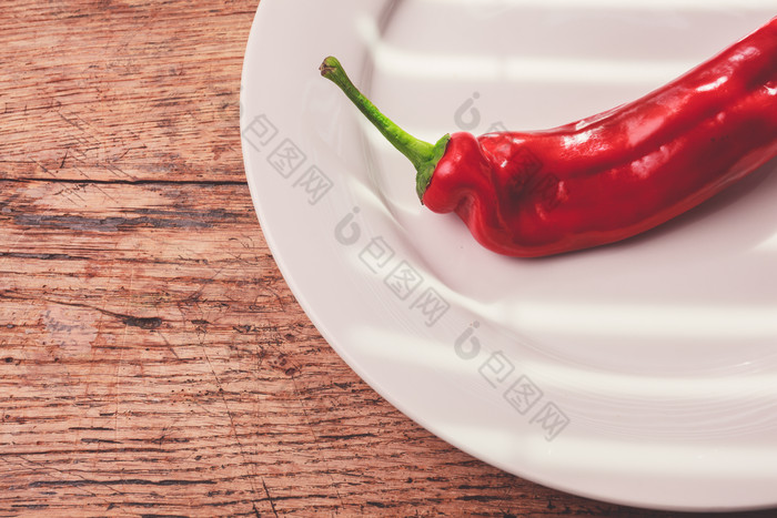 桌面上的辣椒摄影图