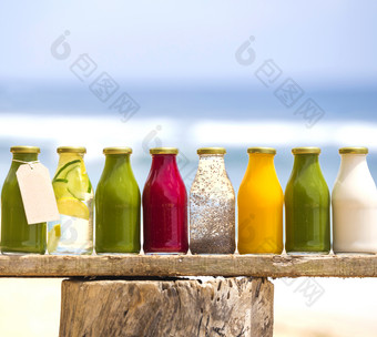 瓶装的新鲜果汁摄影图