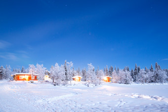 蓝色雪中的小屋摄影图