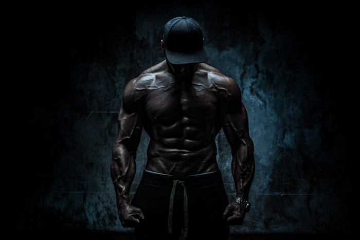 暗色调酷酷的健身男人摄影图