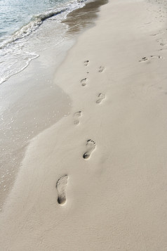 简约风格沙滩上的脚印摄影图