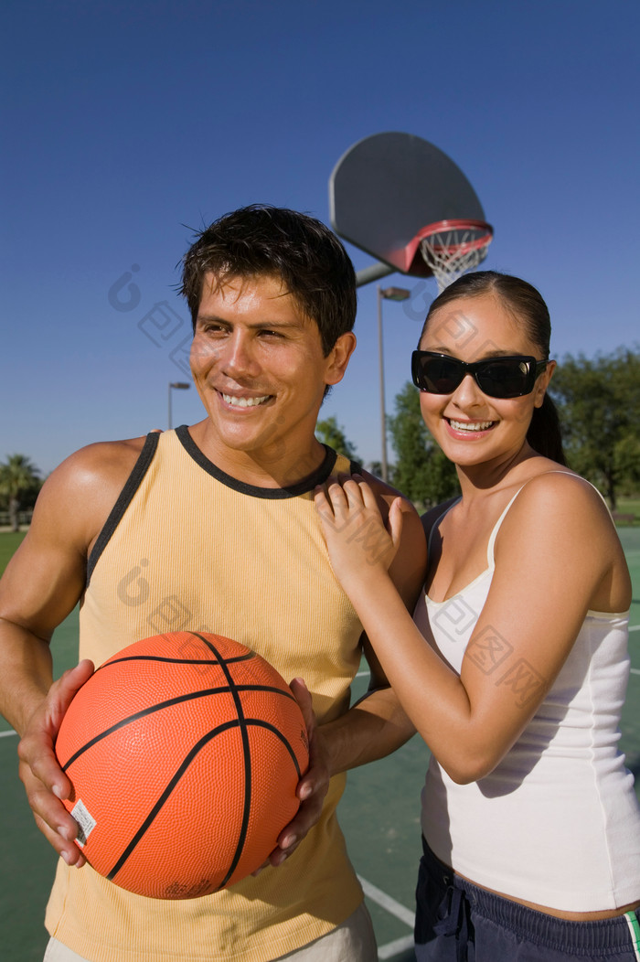 深色调打篮球的情侣摄影图