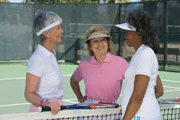 暗色调网球场的几个女人摄影图