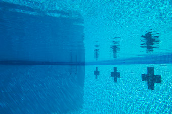 蓝色游泳池摄影图
