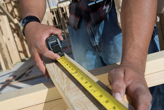 测量木头的尺子摄影图