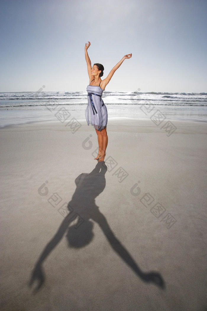 海边跳跃的女人摄影图
