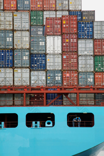 深色调全是货物的港口摄影图
