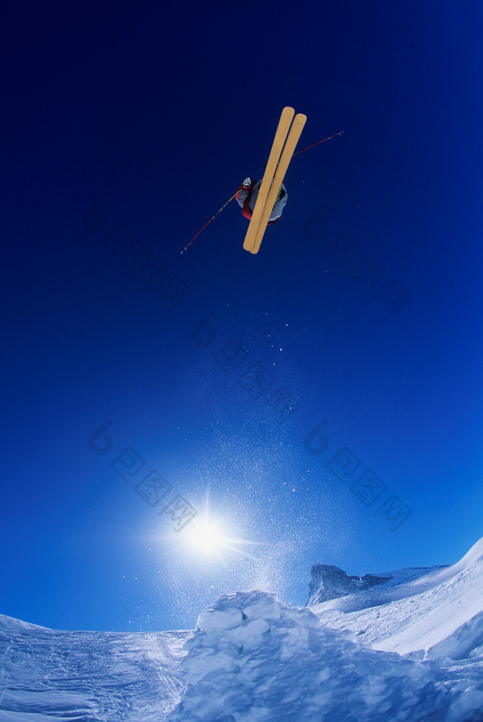 蓝色调在空中的滑雪者摄影图