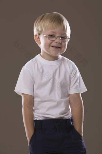 暗色调戴眼镜的孩子摄影图