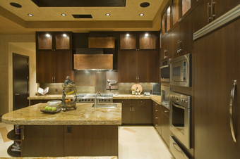 暗色调漂亮的大厨房摄影图
