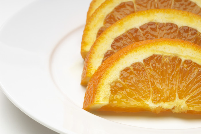 白盘里切开的橙子