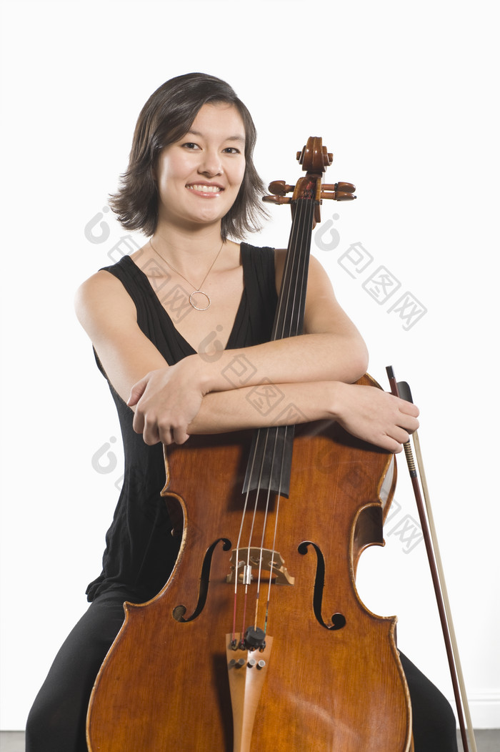 抱着大提琴的女人