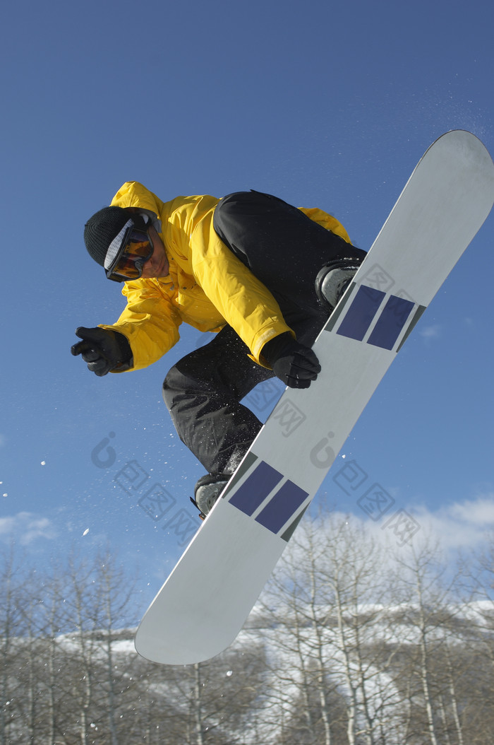 踩滑雪板人物摄影图