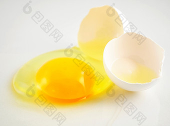 简约打开的鸡蛋摄影图