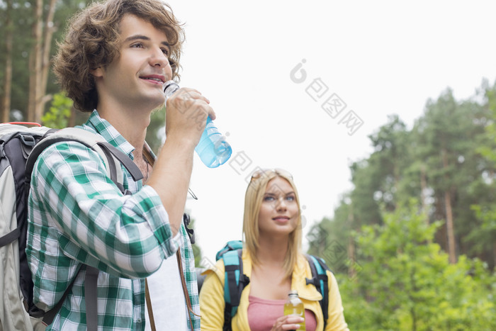 简约风登山的情侣摄影图