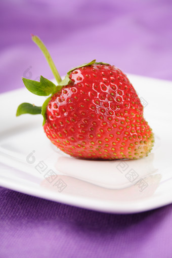 紫色调草莓摄影图