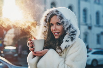 冬季女人端着热<strong>咖啡</strong>
