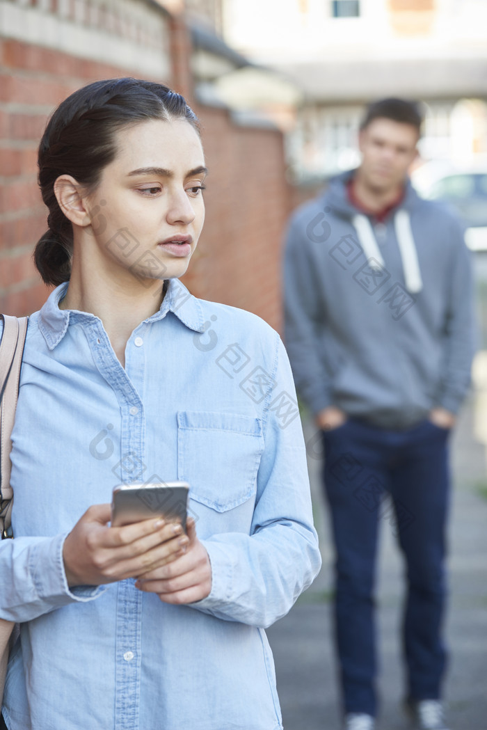 简约风格被跟踪的女人摄影图