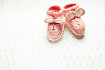 可爱的粉色婴儿鞋子