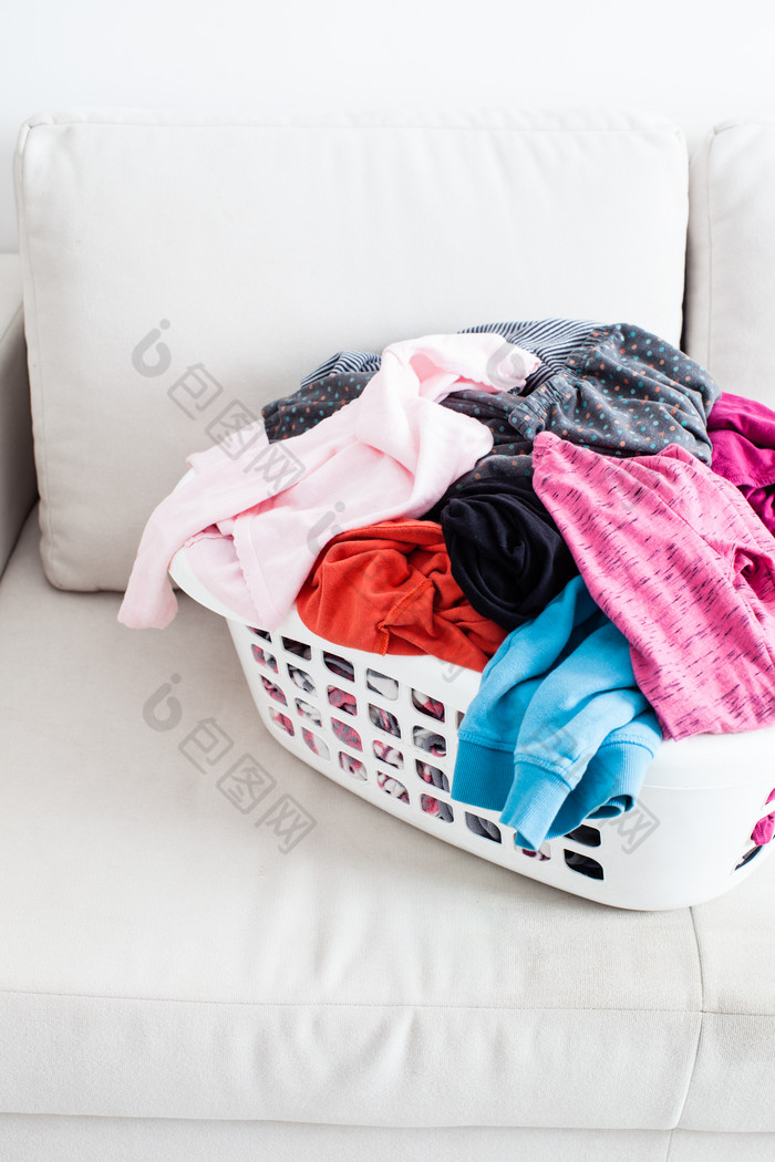 筐子里的衣服