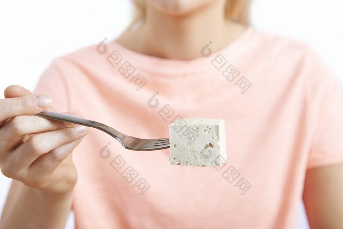 叉子上的豆腐摄影图