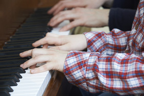 双手弹奏钢琴