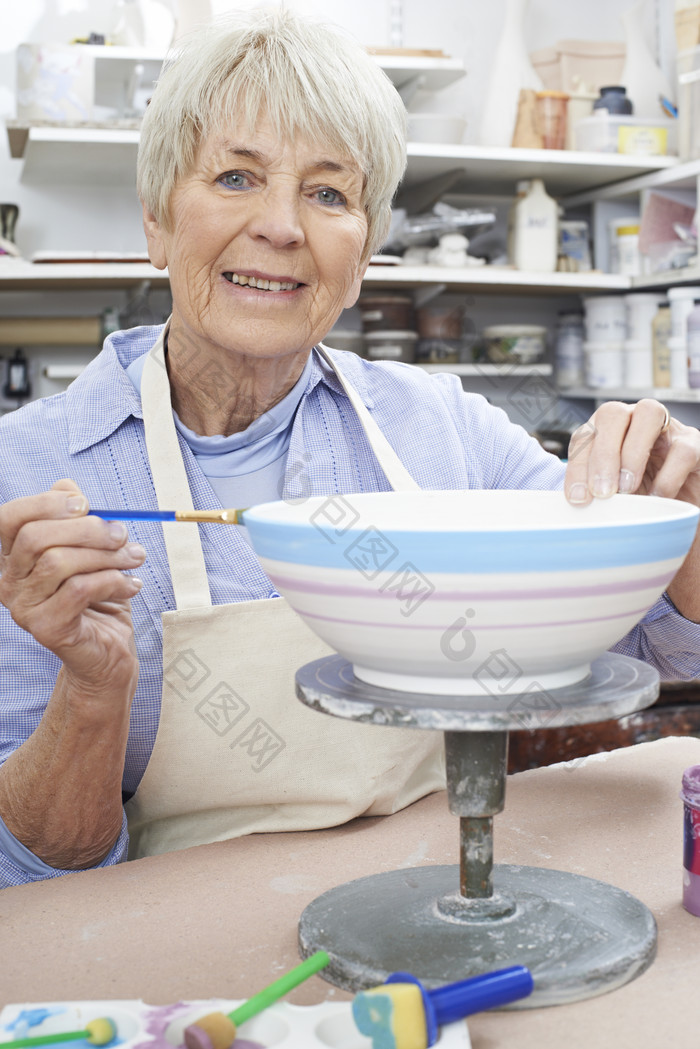 老年女人制作陶器大碗