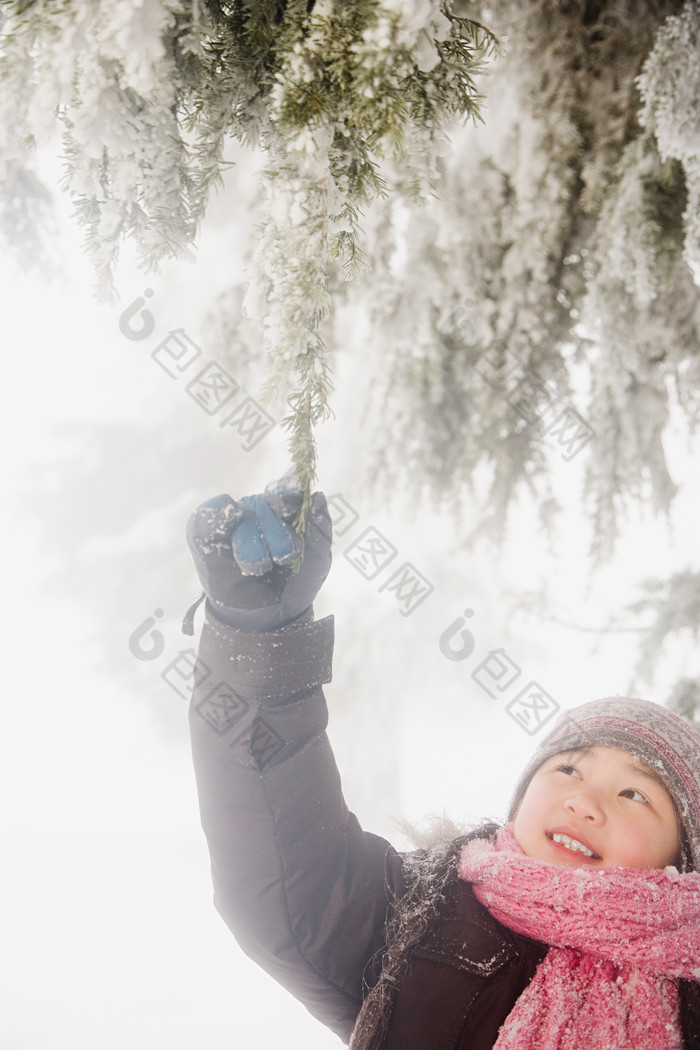 简约冬天玩耍的儿童摄影图