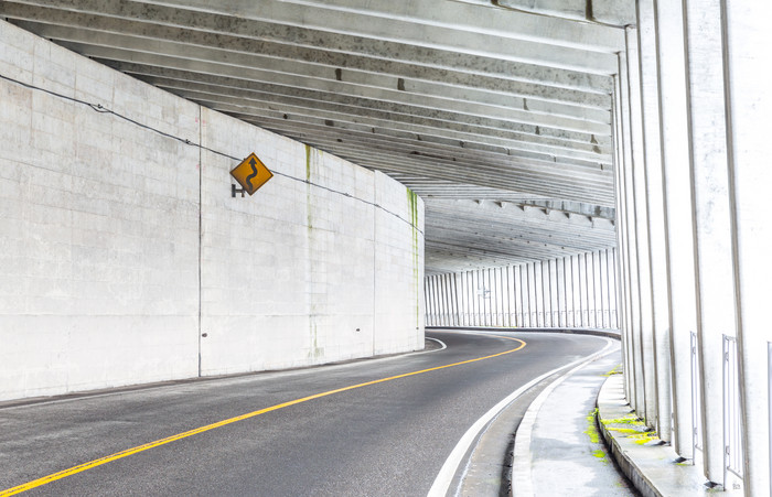 隧道里拐弯的公路